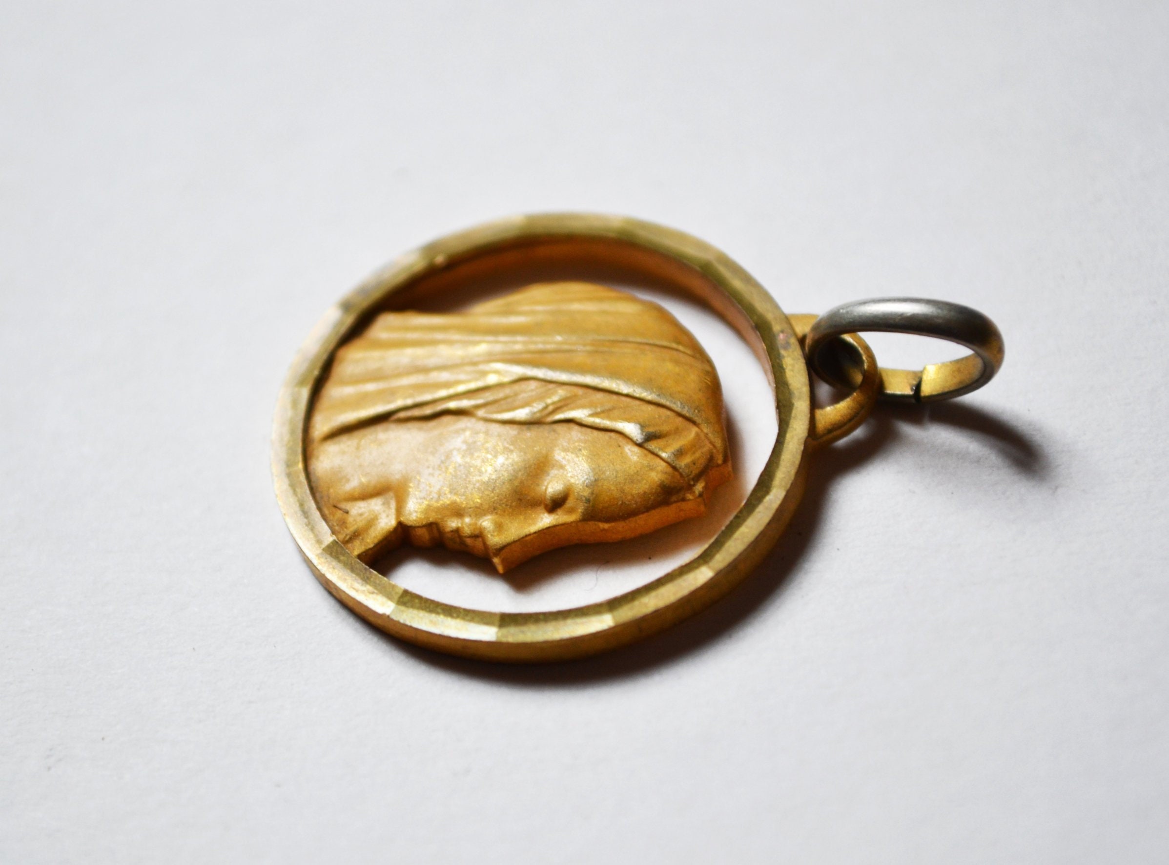 Pendentif Vierge Marie, Sainte France Vintage, Antique Dorée, Médaille Catholique, Souvenir Français