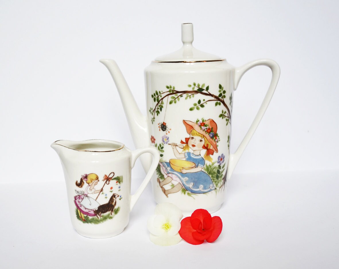 Théière Vintage + Pot à Lait, Pour Le Thé, France, Illustration Naive, Type Martine, Petite Fille, C