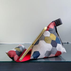 Cuscino per tablet / Nero, grigio / Cuscino da grembo / Supporto per dispositivi tecnologici / Cuscino per Kindle / Accessori per la lettura / Leggio / Fatto a mano negli Stati Uniti