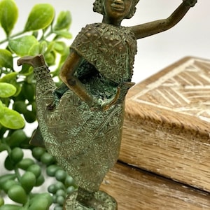 Vintage Thai Temple Dancer | Traditional Balinese Temple Dancer | Patinated Bronze Sculpture Statuette | Bronze Decor for Shelf or Tabletop