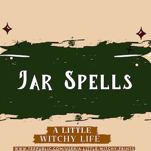Könnte beinhalten: Ein grünes und braunes Grafikdesign mit dem Text "JAR SPELLS" in Weiß. Der Text "A LITTLE WITCHY LIFE" befindet sich unter dem Haupttext. Das Grafikdesign zeigt Sterne und Punkte in verschiedenen Farben.