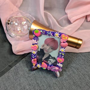 Lila Erdbeer Eis Kawaii K Pop inspiriert Dekoriert Toploader Fotokartenhalter (NUR Toploader, Fotokarte + Plüschtier nicht enthalten)