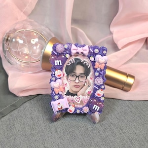 Weihnachtsschleife Candy Kawaii K Pop inspiriert Dekoriert Toploader Fotokartenhalter (NUR Toploader, Fotokarte + Plüschhie nicht enthalten)