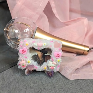 Niedlicher Kawaii K-Pop inspirierter verzierter Fotokartenhalter (nur Toploader, Fotokarte + Leuchtstab nicht enthalten)
