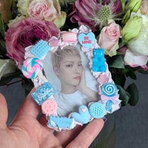 Candy Shop Rosa + Blauer Süßer Kawaii K Pop inspirierter Toploader Fotokartenhalter (NUR Toploader, Fotokarte + Plüschtier nicht enthalten)