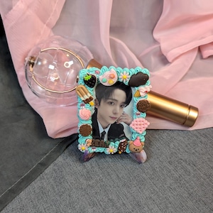 Mint choc Chip Bär Kawaii K-Pop inspiriert Dekorierter Toploader Fotokartenhalter (NUR Toploader, Fotokarte + Plüschhie nicht enthalten)