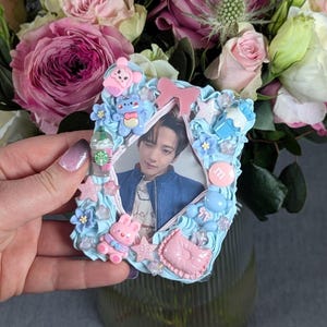 Lapin imparfait losange rose + bleu mignon Kawaii K Pop inspiré du porte-cartes photo à chargement vertical (chargement par le dessus UNIQUEMENT, carte photo non incluse)