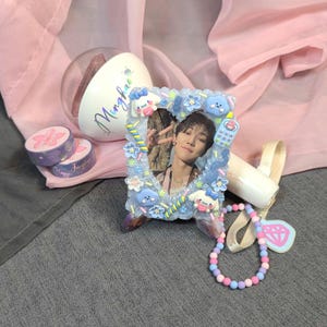 Bewölkter blauer Süßigkeit Kawaii K Pop inspiriert verzierte Toploader-Fotokartenhalter (NUR Toploader, Fotokarte + Plüschhie nicht enthalten)