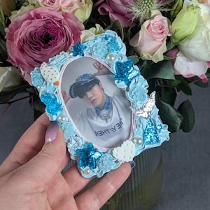 Sirène bleue pailletée, porte-cartes photo décoré d'inspiration Kawaii K Pop (chargement par le dessus UNIQUEMENT, carte photo non incluse)
