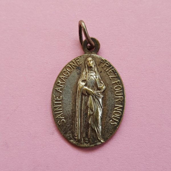 Religious antique silvered French catholic medal pendant of Sainte Aragone de Villers Poterie.