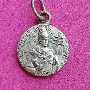 Bellissimo religioso antico argento placcato in argento belga medaglia medale metolo sacro fascino sacro di San Cornelius a Diegem, Diechem, Belgio.
