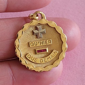 Stunning qu'hier - que demain, que hier que demain 18k Carats Gold and White Gold, Love pendant, médaille d'amour with 2 ruby's.