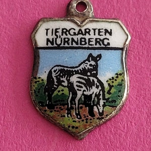 Wunderschöner vintage silber emaillierter Reiseschild Charm, Erinnerung Charm Tourist Charm, Wappen Charm, Charm des Zoo Nürnberg, Neurenberg Deutschland.