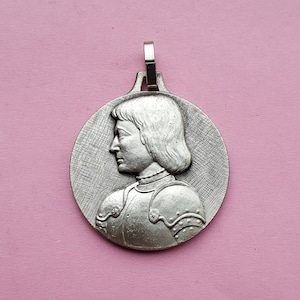 Großes religiöses Vintage-Medaillon mit französischer versilberter katholischer Medaille der Heiligen Jeanne d&#39;Arc, Jeanne d&#39;Arc, Chinon in Frankreich.