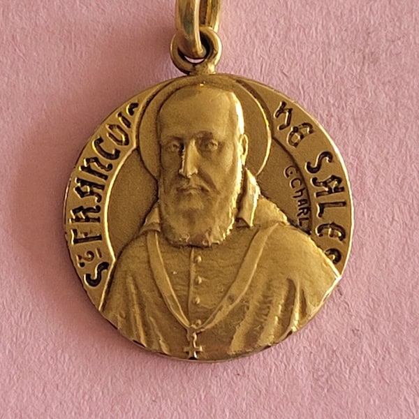 Seltener religiöser antiker vergoldeter Medaillenanhänger aus Frankreich mit heiligem Anhänger des Heiligen François de Sales, Schutzpatron von Schriftstellern und Journalisten.