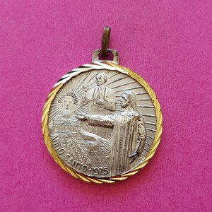 Religious antique silvered with gold plated vermeil medal pendant medaillon medallion of Anno Santo 1975,  Jubilee Year Medal Vatican, Roma.