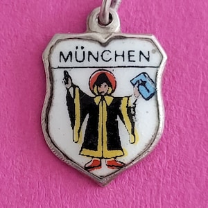 Beautiful vintage silver enameled travel shield charm, memory charms tourist charm, Coat of Arms, charm of München, Munich, Germany.