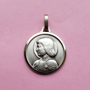 Religiöser vintage französischer versilberter katholischer Medaillenanhänger Medaillon der Heiligen Jeanne d&#39;Arc, Jeanne von Arc, Frankreich.