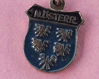 Wunderschöner, antiker, silberfarbener, emaillierter Reiseschild, Erinnerungsanhänger, Touristenanhänger, Wappen, Anhänger Niederösterreich, Österreich.