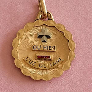 Stunning qu'hier - que demain, que hier que demain 18k Carats Gold and White Gold, Love pendant, médaille d'amour with 3 ruby's.