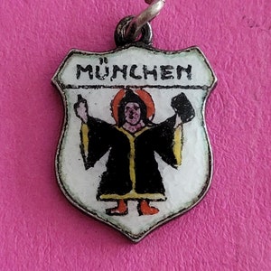 Beautiful vintage silver enameled travel shield charm, memory charms tourist charm, Coat of Arms, charm of München, Munich, Germany.