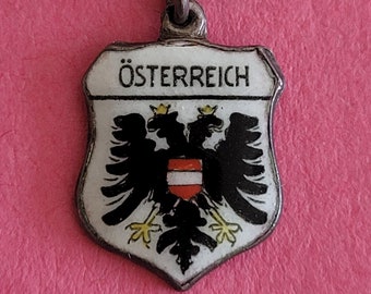 Wunderschöner Vintage-Reiseanhänger aus emailliertem Silber, Erinnerungsanhänger, Touristenanhänger, Wappen, Armbandanhänger aus Österreich, Österreich.