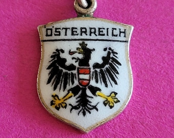 Wunderschöner Vintage-Reiseanhänger aus emailliertem Silber, Erinnerungsanhänger, Touristenanhänger, Wappen, Armbandanhänger aus Österreich, Österreich.