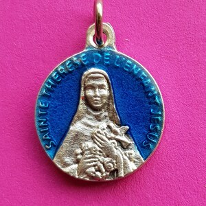 Beautiful religious vintage  silver plated enameled catholic medal pendant holy charm medallion of Saint Thérèse of Lisieux.