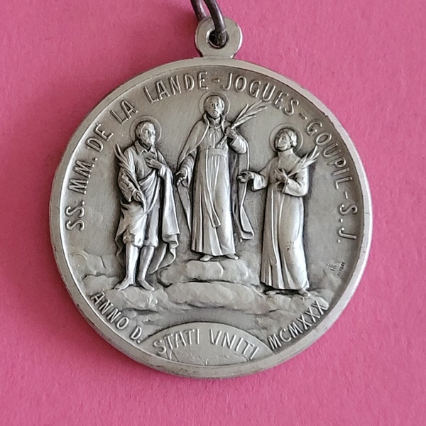 Big religious catholic silver plated medal pendant holy charm of the 8 Canadian Martyrs, Canonization of the Saints in 1930 by Pope Pius XI.