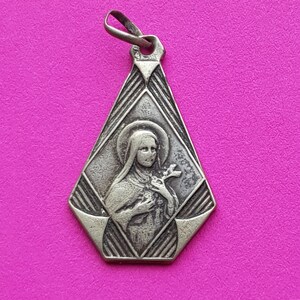 Linda medalha católica banhada a prata francesa antiga religiosa, medalhão art déco de Santa Teresinha de Lisieux.