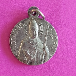 Medaglia belga cattolica placcata argento antico religioso ciondolo medaglione medaglione fascino sacro di San Cornelio a Diechem, Diegem, Belgio