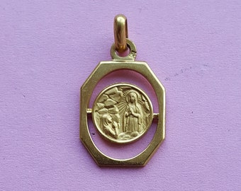 Religious antique gold plated/vermeil medal pendant medaillon of Holy Mary and the cave of Lourdes with Saint Bernadette.