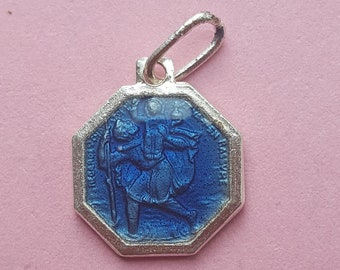 Antyczny, religijny, francuski, posrebrzany, emaliowany na niebiesko medalik katolicki, święty amulet Świętego Krzysztofa, sanktuarium podróżników, ochrona w podróży.