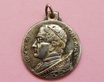 Religious antique Italian catholic silvered medal pendant holy charm medaillon medal of  Pius  XI Pont Max,  Jubilee of Salvation.