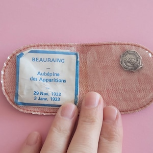 Religiöse katholische Schreinhalter-Geldbörse mit Reliquiar von Notre Dame von Beauraing und Medaille der Heiligen Jungfrau Maria von Beauraing.
