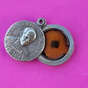Seltener religiöser antik versilberter katholischer Medaille Anhänger Medaillon Reliquie Heiliger Charm der Heiligen Mutien Marie Malonne, Signum Fidei.