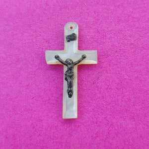 1,5" precioso religioso antigo católico francês madrepérola nácar perlmutt crucifixo pingente cruz croix com corpus banhado a prata.
