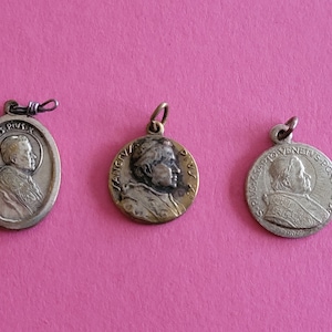 Lot of 3 religious French catholic silvered medal pendant medaillon medallion holy charm of Pope Pius XII and the Vatican, Mary.