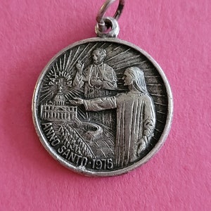 Religious antique silvered plated vermeil medal pendant medaillon medallion of Anno Santo 1975,  Jubilee Year Medal Vatican, Roma.