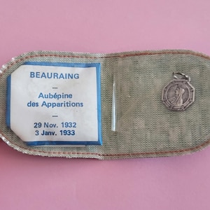 Religiöse katholische Schreinhalter-Geldbörse mit Reliquiar von Notre Dame von Beauraing und Medaille der Heiligen Jungfrau Maria von Beauraing.