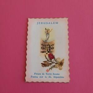 Cartão de relíquia de santuário católico antigo religioso com flores da lembrança da Terra Santa de Belém, túmulo de Cristo.