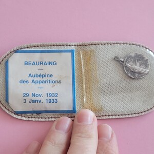 Religiöse katholische Schreinhalter-Geldbörse mit Reliquiar von Notre Dame von Beauraing und Medaille der Heiligen Jungfrau Maria von Beauraing.