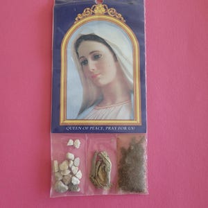 Carta reliquia religiosa vintage con terra, pietra e foglie di Santa Maria della Pace, Regina della pace.