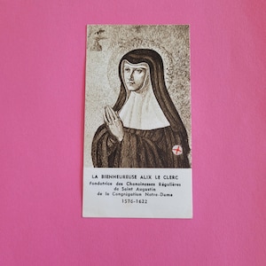 Könnte beinhalten: Eine alte religiöse Karte mit einer Schwarzweißillustration einer Nonne im Gebet. Der Text auf der Karte lautet "LA BIENHEUREUSE ALIX LE CLERC Fondatrice des Chanoinesses Régulières de Saint Augustin de la Congrégation Notre-Dame 1576-1622".