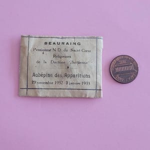 Katholischer Reliquienschrein der Heiligen Jungfrau Maria Notre Dame von Beauraing mit einem Stück Weißdornholz im Inneren.