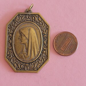 Gran impresionante medalla de bronce católica antigua religiosa colgante medallón santo encanto de Santa María Nuestra Señora, Medalla Milagrosa.