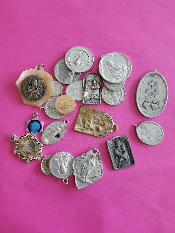 Lot of broken re-use vintage/antique religious di… - image 1