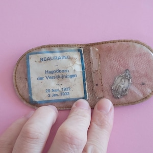 Religiöse katholische Schreinhalter-Geldbörse mit Reliquiar von Notre Dame von Beauraing und Medaille der Heiligen Jungfrau Maria von Beauraing.