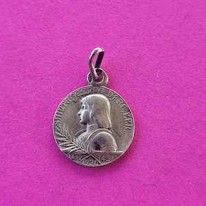 Religiöser antiker französischer Silber Sterling katholischer Medaille Anhänger Medaillon heiliger Charme der Heiligen Jeanne d&#39;Arc Jeanne Jeanne des Arc.