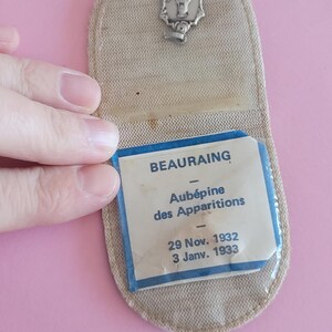 Religiöse katholische Schreinhalter-Geldbörse mit Reliquiar von Notre Dame von Beauraing und Medaille der Heiligen Jungfrau Maria von Beauraing.